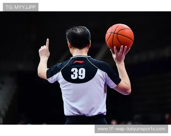 篮球场上的怒火与坚持：赛后暴走怒摔椅子背后的故事